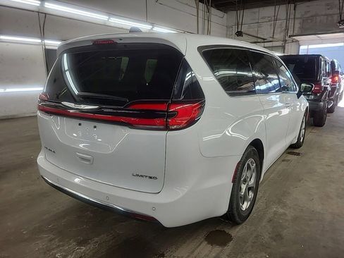 Used 2024 Chrysler Pacifica Limited FWD image 5