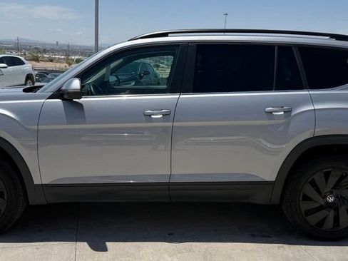 Used 2024 Volkswagen Atlas SE w/ Panoramic Sunroof Package FWD image 6