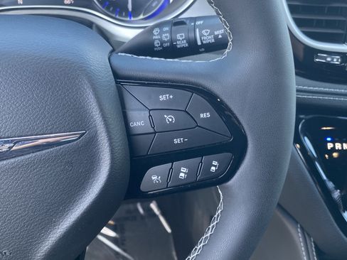 Used 2024 Chrysler Pacifica Limited w/ Uconnect Theater Family Group image 29