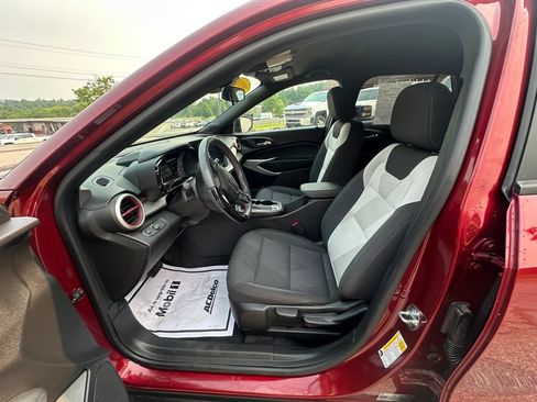 Used 2024 Chevrolet Trax RS FWD image 9
