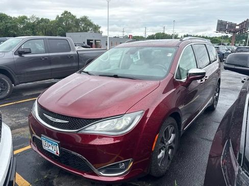 Used 2017 Chrysler Pacifica Limited w/ Advanced Safetytec Group FWD image 3