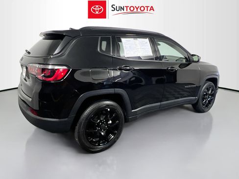 Used 2025 Jeep Compass Latitude w/ Convenience Group AWD/4WD image 4