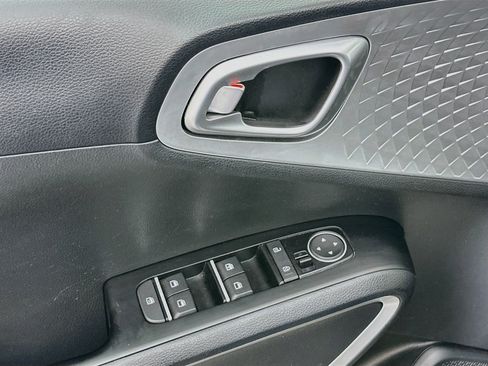 Used 2025 Kia Soul LX w/ LX Technology Package FWD image 15