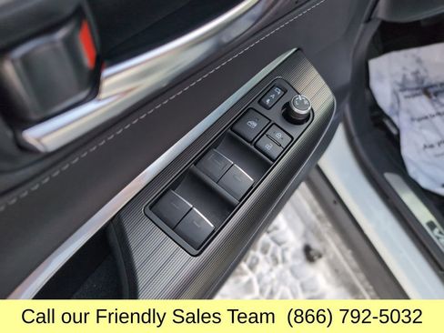 Used 2023 Toyota Venza Nightshade image 14