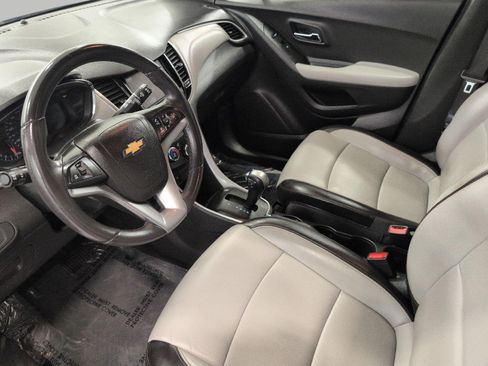 Used 2021 Chevrolet Trax LT w/ Premium Seat Package AWD/4WD image 9