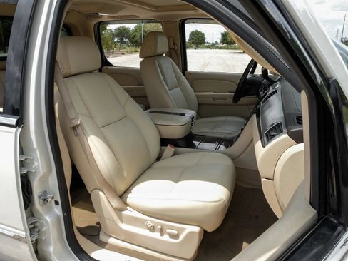 Used 2007 Cadillac Escalade EXT w/ Information Package AWD/4WD image 29