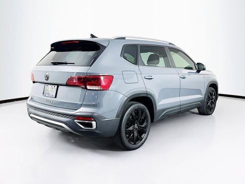Used 2022 Volkswagen Taos SE w/ Panoramic Sunroof Package FWD image 9