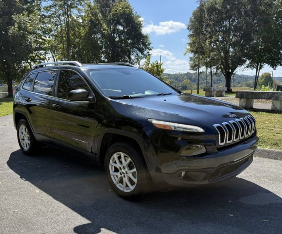 Used 2015 Jeep Cherokee Latitude w/ Cold Weather Group AWD/4WD image 3