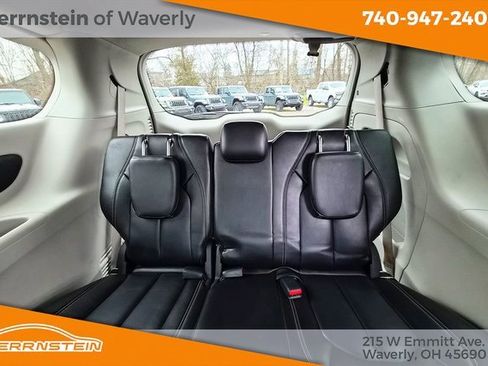 Used 2023 Chrysler Pacifica Touring-L image 27