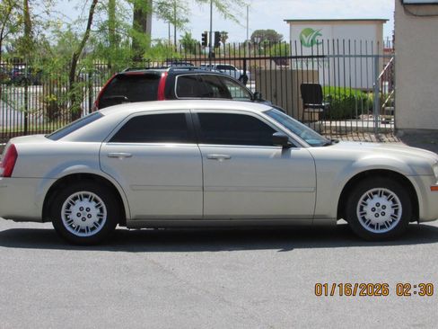 Used 2006 Chrysler 300 w/ Sound Group image 7