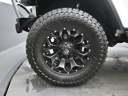 Used 2018 Jeep Wrangler Unlimited Sahara w/ Dual Top Group AWD/4WD image 11