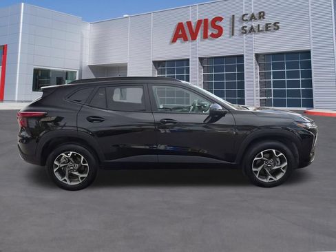 Used 2025 Chevrolet Trax LT w/ LT Convenience Package FWD image 5