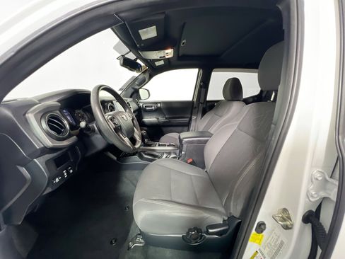 Used 2017 Toyota Tacoma TRD Sport image 14