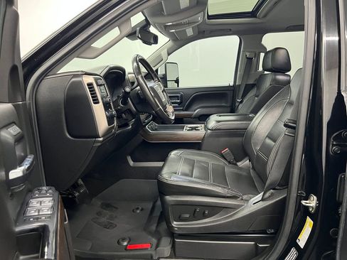 Used 2018 GMC Sierra 2500 Denali w/ Duramax Plus Package AWD/4WD image 4