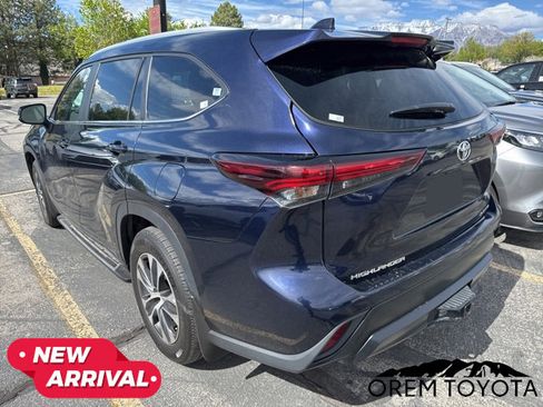 Used 2024 Toyota Highlander XLE AWD/4WD image 3