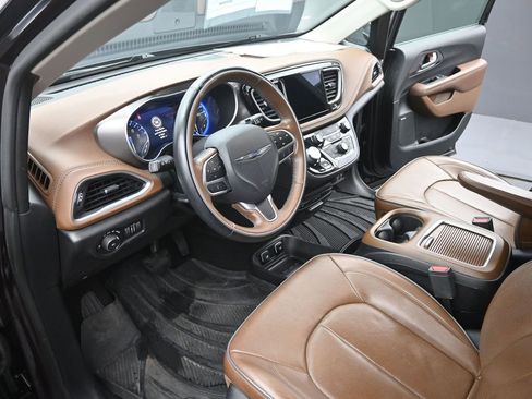 Used 2018 Chrysler Pacifica Limited image 9