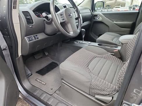 Used 2021 Nissan Frontier SV image 2