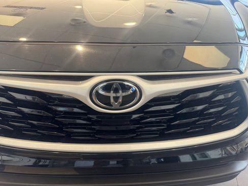 Used 2025 Toyota Highlander LE FWD image 23