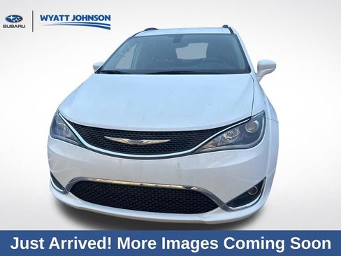 Used 2018 Chrysler Pacifica Touring-L image 3