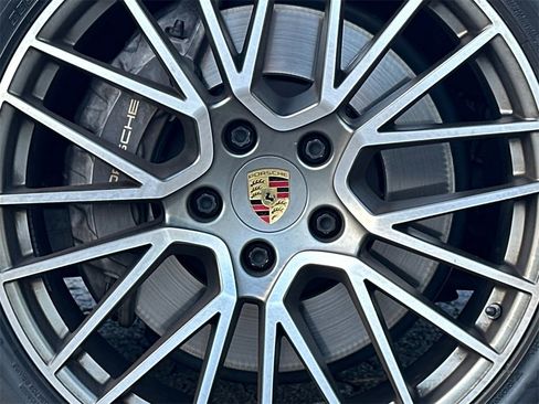 Used 2023 Porsche Cayenne Platinum Edition image 6
