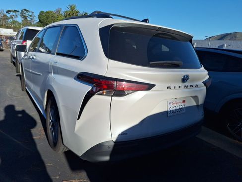 Used 2022 Toyota Sienna XLE image 3