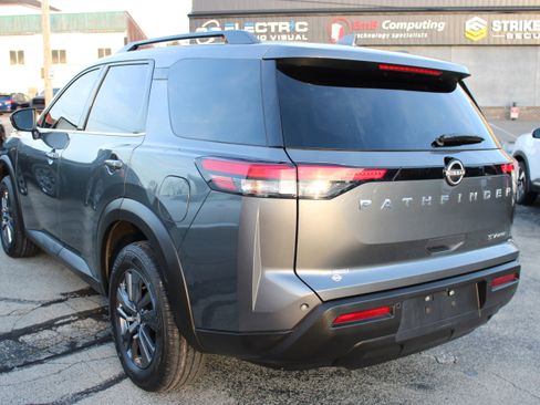 Certified 2022 Nissan Pathfinder SV image 3