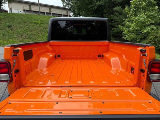 Used 2025 Jeep Gladiator Sport AWD/4WD image 8