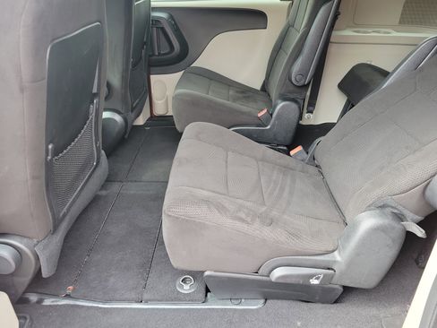 Used 2012 Dodge Grand Caravan SXT image 7