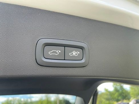 Used 2025 Volvo XC40 B5 Plus AWD/4WD image 12