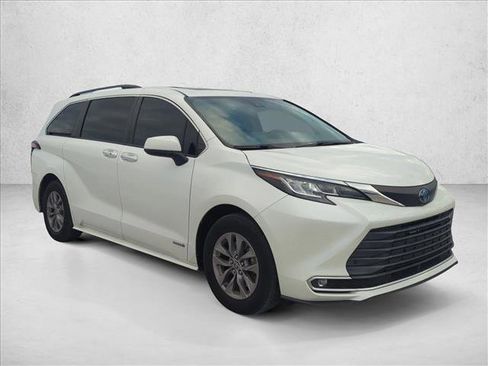 Certified 2021 Toyota Sienna XLE FWD image 3