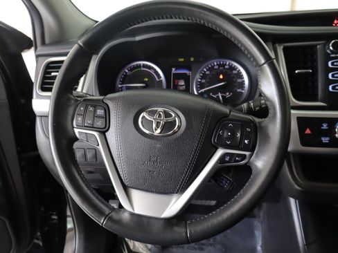 Used 2019 Toyota Highlander XLE AWD/4WD image 16