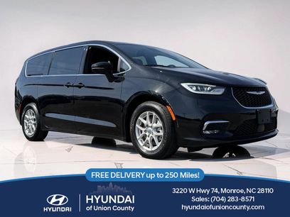 Used 2025 Chrysler Pacifica Select