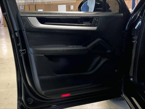 Used 2024 Porsche Cayenne image 19