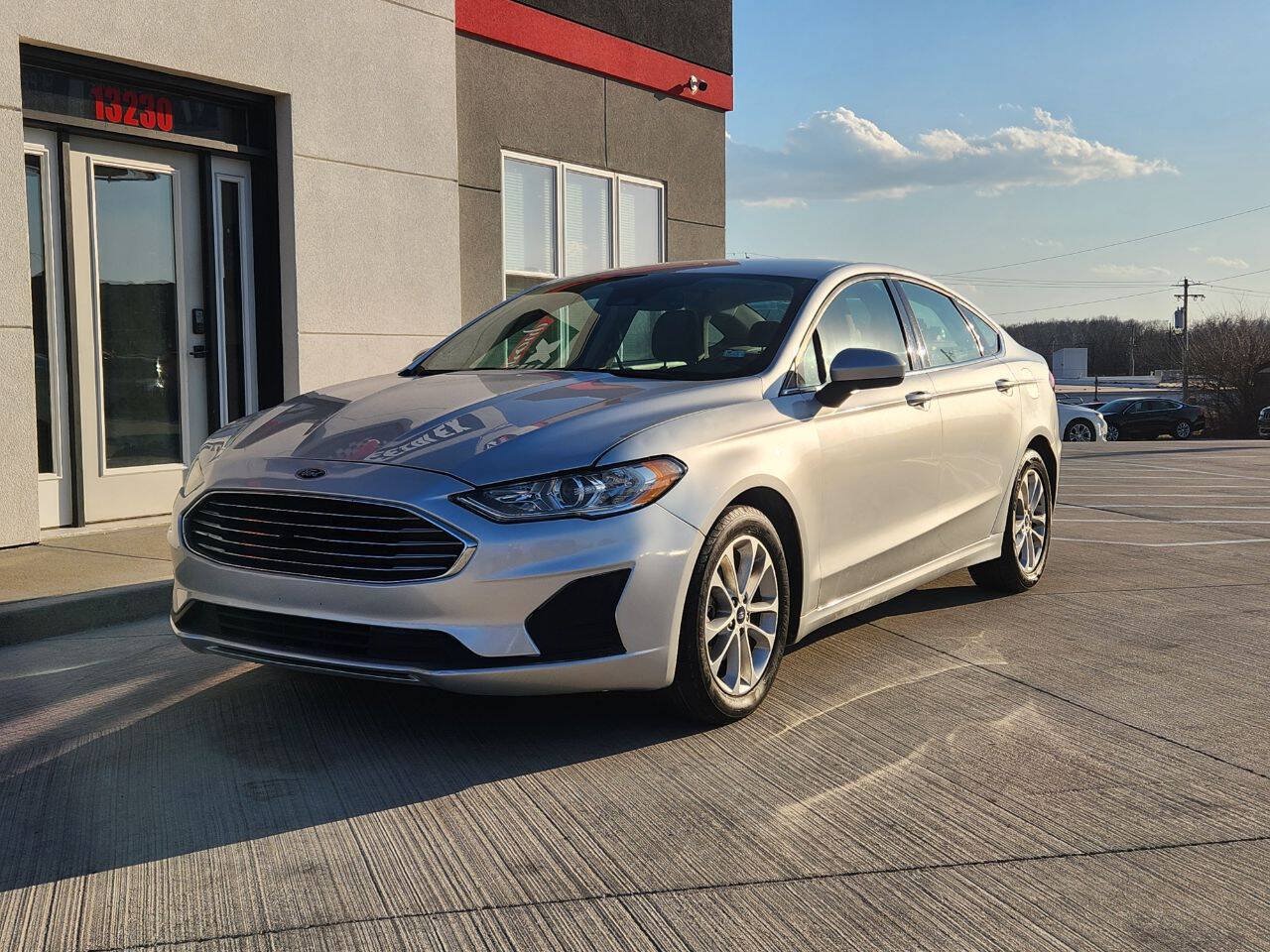 Used 2019 Ford Fusion SE FWD image 2