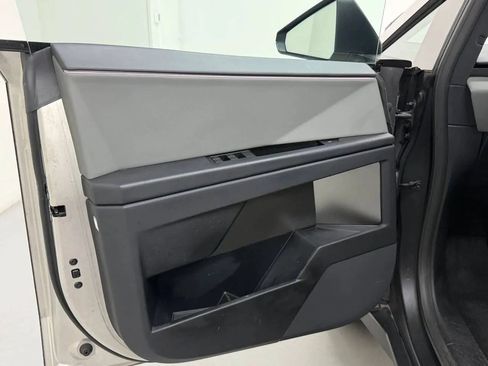 Used 2025 Tesla Cybertruck 2WD Crew Cab image 18