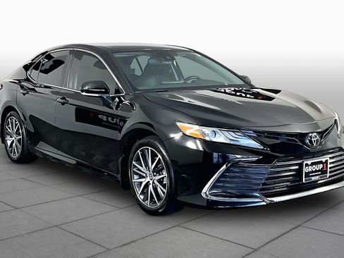 Used 2024 Toyota Camry XLE FWD image 3