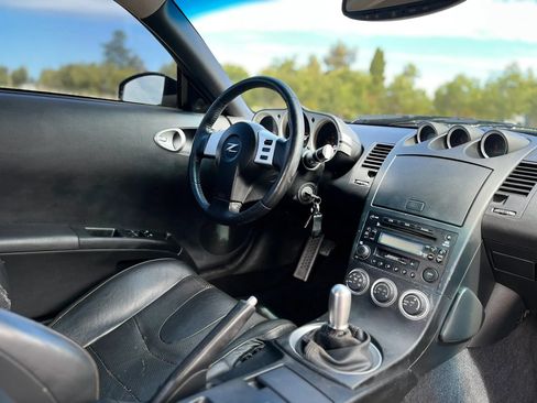 Used 2005 Nissan 350Z 35th Anniversary Edition w/ (N93) Cargo Convenience Pkg RWD image 17