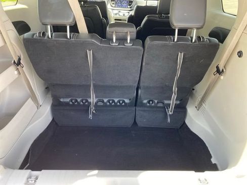 Used 2024 Chrysler Pacifica Touring-L FWD image 14