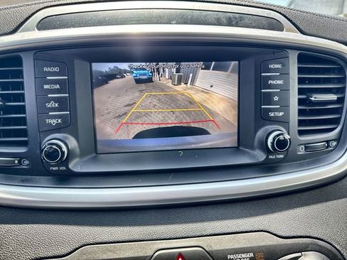 Used 2020 Kia Sorento LX image 25