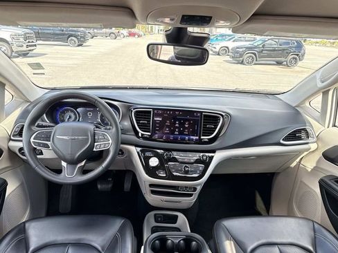 Used 2023 Chrysler Pacifica Touring-L FWD image 14