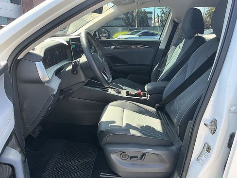 Used 2025 Volkswagen Tiguan SE FWD image 12