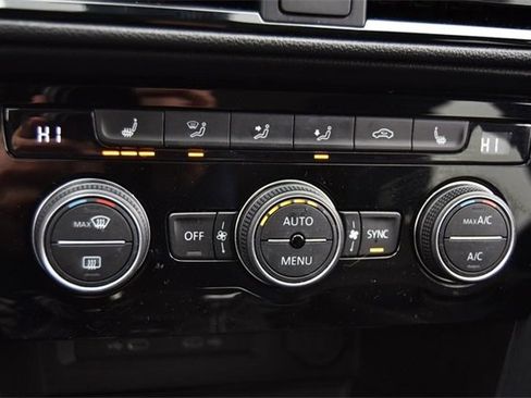 Certified 2022 Volkswagen Taos SEL w/ Panoramic Sunroof Package image 15