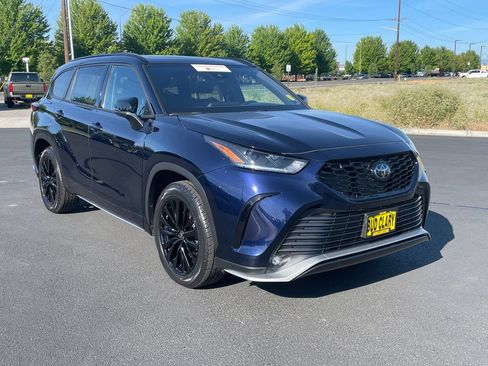 Certified 2025 Toyota Highlander XSE AWD/4WD image 1