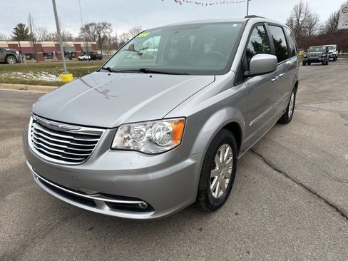 Certified 2016 Chrysler Town & Country Touring image 7