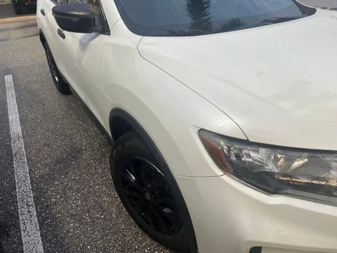 Used 2018 Nissan Rogue SV FWD image 2