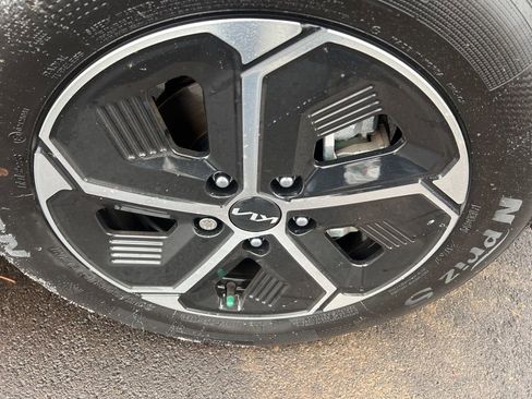 Certified 2023 Kia Niro EX image 41