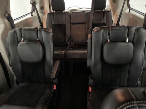 Used 2019 Dodge Grand Caravan SXT image 11