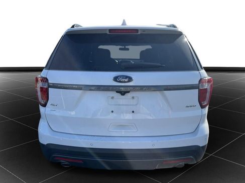 Used 2017 Ford Explorer XLT w/ Equipment Group 202A AWD/4WD image 4