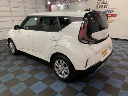 Used 2023 Kia Soul LX image 3