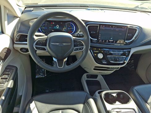 Used 2024 Chrysler Pacifica Limited FWD image 12
